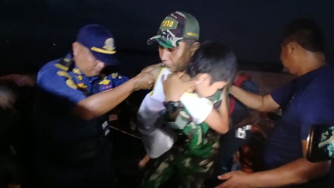 
Seorang Prajurit TNI AL, saat mengecvakuasi anak kecil korban terbakarnya KM Barcelona  (Foto : Puspenk TNI )