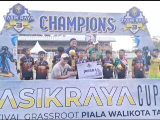 Para punggawa SSB Persigawa Mizani saat foto bersama setelah keluar sebgai juara 1 turnamen Sepakbola Piala Wali Kota Tasikmalaya U-10 . (foto : Ist)