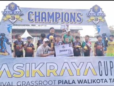 Para punggawa SSB Persigawa Mizani saat foto bersama setelah keluar sebgai juara 1 turnamen Sepakbola Piala Wali Kota Tasikmalaya U-10 . (foto : Ist)