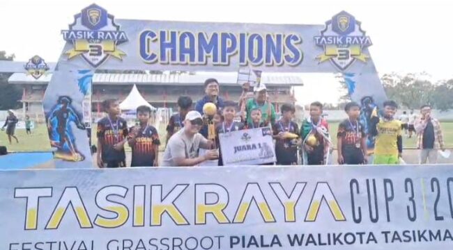 Para punggawa SSB Persigawa Mizani saat foto bersama setelah keluar sebgai juara 1 turnamen Sepakbola Piala Wali Kota Tasikmalaya U-10 . (foto : Ist)
