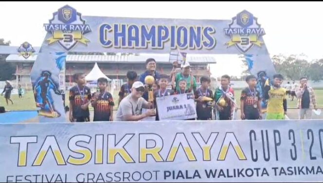 
					Para punggawa SSB Persigawa Mizani saat foto bersama setelah keluar sebgai juara 1 turnamen Sepakbola Piala Wali Kota Tasikmalaya U-10 . (foto : Ist)