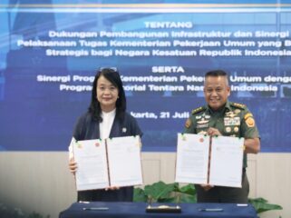 TNI dan Kementerian PU menjalin kerja sama dalam mendukung pembangunan Infrastruktur melalui penandatanganan MoU. (foto : Dispen TNI)