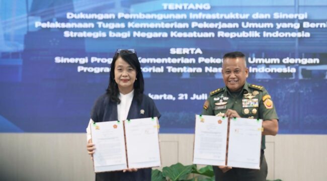 TNI dan Kementerian PU menjalin kerja sama dalam mendukung pembangunan Infrastruktur melalui penandatanganan MoU. (foto : Dispen TNI)