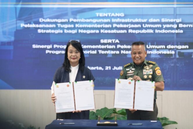
TNI dan Kementerian PU menjalin kerja sama dalam mendukung pembangunan Infrastruktur melalui penandatanganan MoU. (foto : Dispen TNI)