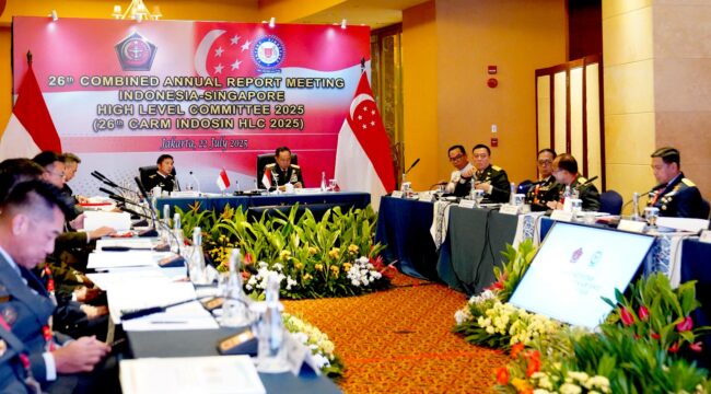 Panglima TNI Jenderal TNI Agus Subiyanto saat memimpin pertemuan dengan delegasi Singapore Armed Forces (SAF) dalam acara CARM-INDOSIN Ke-26. (Foto: Dispen TNI)