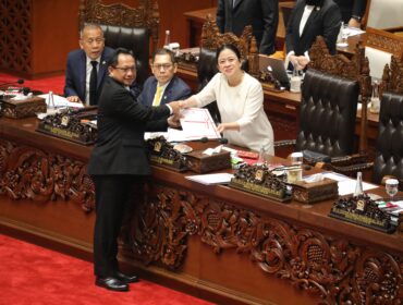 Mendagri Tito Karnavian Saat memberikan dokumen RUU kepada Ketua DPR RI Puan Maharani (Puspen Kemendagri)