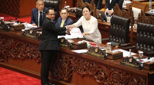 Mendagri Tito Karnavian Saat memberikan dokumen RUU kepada Ketua DPR RI Puan Maharani (Puspen Kemendagri)