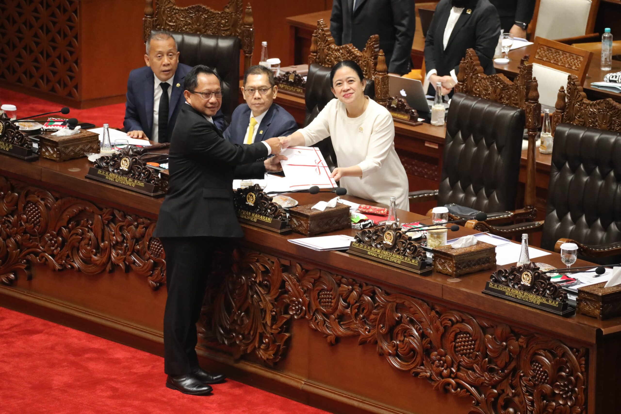 Mendagri Tito Karnavian Saat memberikan dokumen RUU kepada Ketua DPR RI Puan Maharani (Puspen Kemendagri)