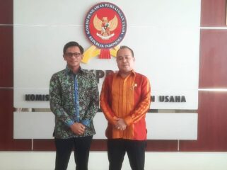 (Kiri ke Kanan) Direktur  PT PCM Kimia Indonesia Nurfarizam bin Chik bersama Pimpina sidang KPPU  Gopprera Panggabean (foto : Gunawan)