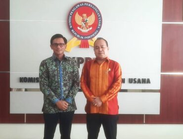 (Kiri ke Kanan) Direktur  PT PCM Kimia Indonesia Nurfarizam bin Chik bersama Pimpina sidang KPPU  Gopprera Panggabean (foto : Gunawan)