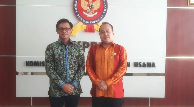 (Kiri ke Kanan) Direktur  PT PCM Kimia Indonesia Nurfarizam bin Chik bersama Pimpina sidang KPPU  Gopprera Panggabean (foto : Gunawan)