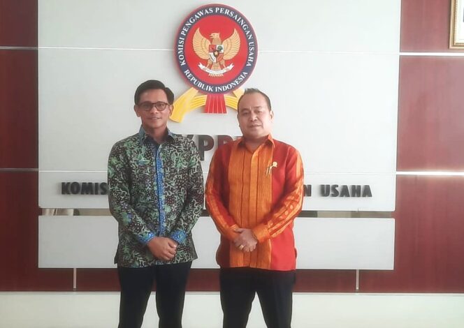 
					(Kiri ke Kanan) Direktur  PT PCM Kimia Indonesia Nurfarizam bin Chik bersama Pimpina sidang KPPU  Gopprera Panggabean (foto : Gunawan)