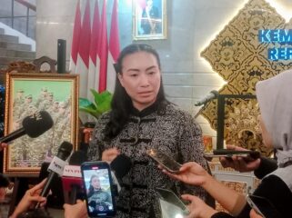 Ketua Umum Jaringan Nasional Anti Tindak Pidana Perdagangan Orang (Jarnas Anti TPPO) Rahayu Saraswati saat memberuikan keterangan kepada awak media . (foto : Eki Baehaki)