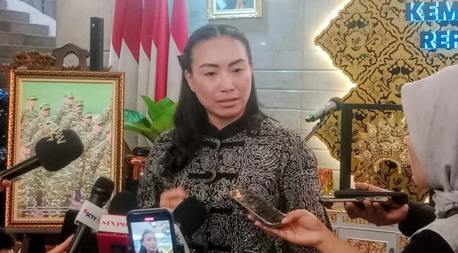 Ketua Umum Jaringan Nasional Anti Tindak Pidana Perdagangan Orang (Jarnas Anti TPPO) Rahayu Saraswati saat memberuikan keterangan kepada awak media . (foto : Eki Baehaki)