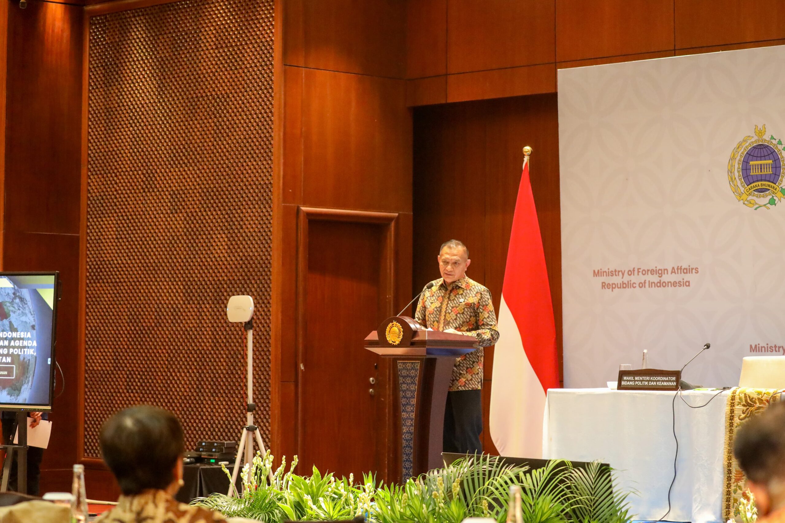 Wakil Menteri Koordinator Bidang Politik dan Keamanan Letjen TNI (Purn.) Lodewijk F. Paulus saat memberikan pembekalan dalam acara Orientasi Calon Duta Besar Luar Biasa dan Berkuasa Penuh RI di kantor Kementerian Luar Negeri, Jakarta,  (Foto : Eki Baehaki)