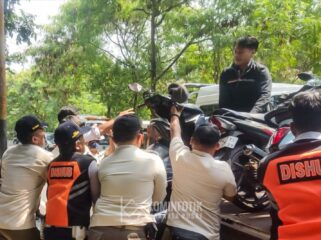 Satpol PP dan petugas gabungan saat melakukan penertiban parkir liar. (Foto : Dok Kominfotik Jakpus) 