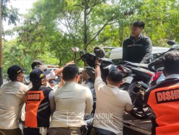Satpol PP dan petugas gabungan saat melakukan penertiban parkir liar. (Foto : Dok Kominfotik Jakpus) 