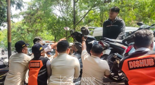 Satpol PP dan petugas gabungan saat melakukan penertiban parkir liar. (Foto : Dok Kominfotik Jakpus) 
