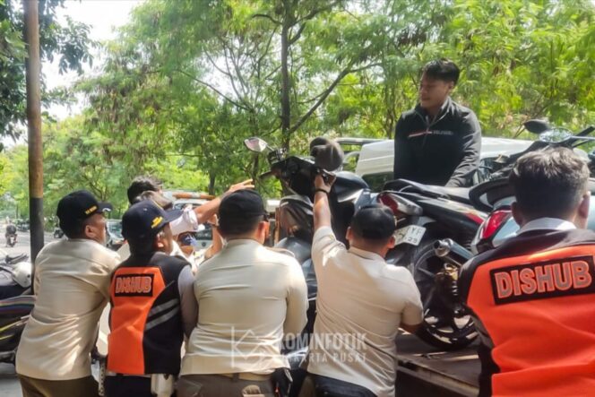 
Satpol PP dan petugas gabungan saat melakukan penertiban parkir liar. (Foto : Dok Kominfotik Jakpus) 