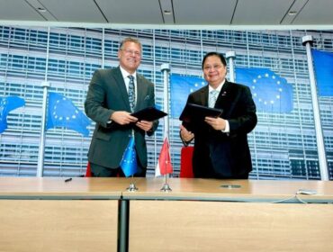 Menko Perekonomian Airlangga Hartarto (kanan) usai menandatangani perjanjian dengan delegasi Uni Eropa (Foto : BPMI Setneg)