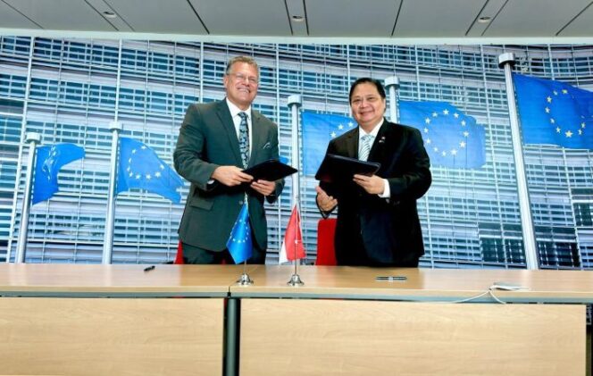 
					Menko Perekonomian Airlangga Hartarto (kanan) usai menandatangani perjanjian dengan delegasi Uni Eropa (Foto : BPMI Setneg)