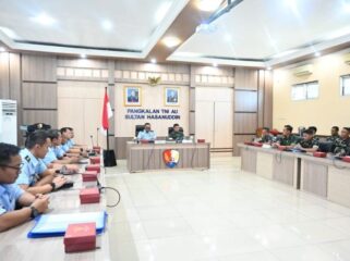  Komandan Lanud Sultan Hasanuddin Marsma TNI  Arifaini Nur Dwiyanto, M.Han., mendampingi Irkoopsudnas Marsma TNI Zulfahmi, S.Sos saat memimpin rapat  Exit Briefing . (Foto : Puspen TNI)

