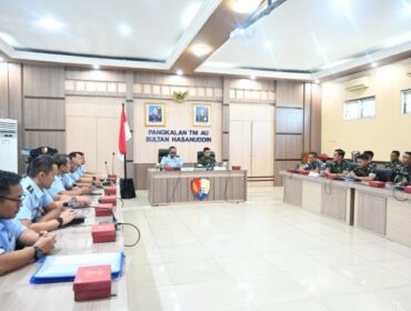  Komandan Lanud Sultan Hasanuddin Marsma TNI  Arifaini Nur Dwiyanto, M.Han., mendampingi Irkoopsudnas Marsma TNI Zulfahmi, S.Sos saat memimpin rapat  Exit Briefing . (Foto : Puspen TNI)

