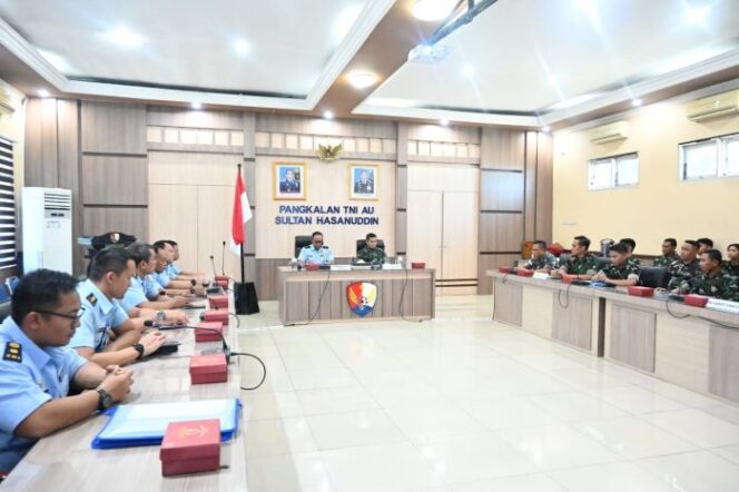 
					 Komandan Lanud Sultan Hasanuddin Marsma TNI  Arifaini Nur Dwiyanto, M.Han., mendampingi Irkoopsudnas Marsma TNI Zulfahmi, S.Sos saat memimpin rapat  Exit Briefing . (Foto : Puspen TNI)

