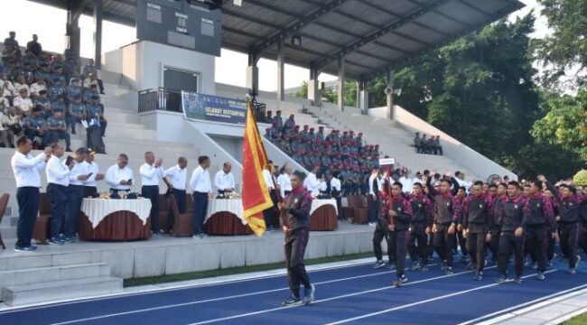 salah satu kontingen peserta Pekan Olahraga TNI Angkatan Laut Wilayah Barat (Polwilbar) Tahun 2025. saat melakukan defile (Foto : Dispen Koarmar)