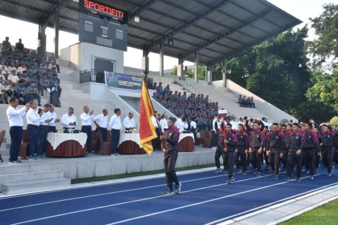 
salah satu kontingen peserta Pekan Olahraga TNI Angkatan Laut Wilayah Barat (Polwilbar) Tahun 2025. saat melakukan defile (Foto : Dispen Koarmar)