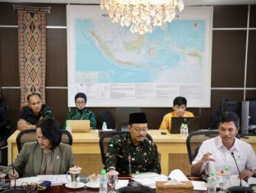 MMenteri Sosial (Mensos) Saifullah Yusuf saat memimpin pertemuan dengan Wakil Menteri Kesehatan, Wakil Menteri P2MI, dan Ketua Umum Jaringan Nasional Anti Tindak Pidana Perdagangan Orang (Jarnas Anti TPPO) . ( Foto : Eki Baehaki)