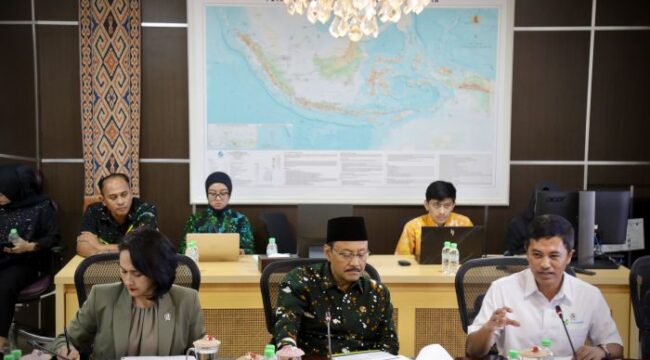 MMenteri Sosial (Mensos) Saifullah Yusuf saat memimpin pertemuan dengan Wakil Menteri Kesehatan, Wakil Menteri P2MI, dan Ketua Umum Jaringan Nasional Anti Tindak Pidana Perdagangan Orang (Jarnas Anti TPPO) . ( Foto : Eki Baehaki)
