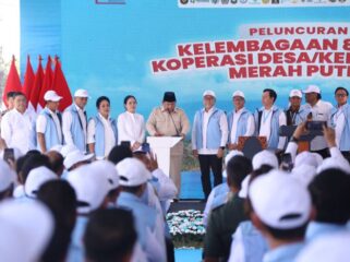 Mendagri Tito Karnavian saat mendampingi Presiden Prabowo Subianto saat meluncurkan  Kopdeskel Merah Putih (Foto: Puspen Kemendagri)