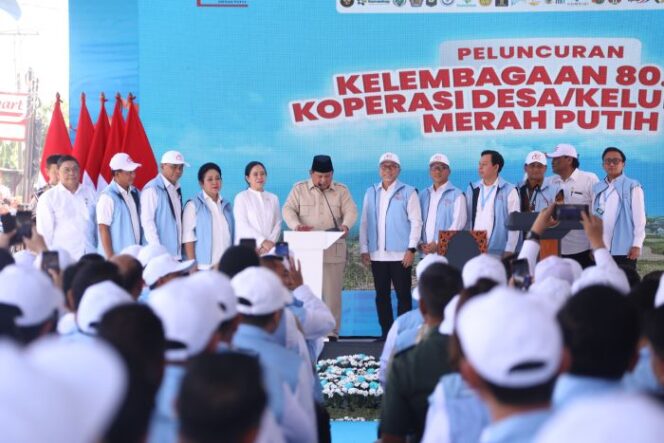 
					Mendagri Tito Karnavian saat mendampingi Presiden Prabowo Subianto saat meluncurkan  Kopdeskel Merah Putih (Foto: Puspen Kemendagri)