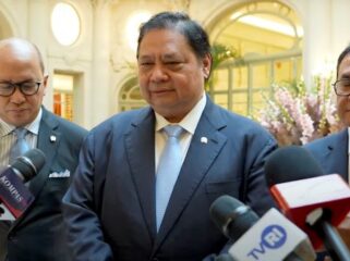 Menko Perekonomian Airlangga Hartarto saat memberikan keterangan kepada wartawan . (Foto : BPMI Setneg)