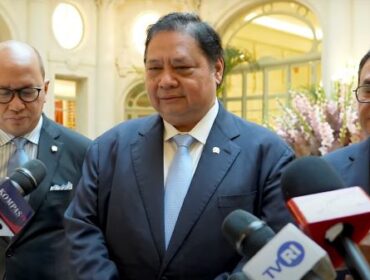Menko Perekonomian Airlangga Hartarto saat memberikan keterangan kepada wartawan . (Foto : BPMI Setneg)