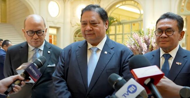 Menko Perekonomian Airlangga Hartarto saat memberikan keterangan kepada wartawan . (Foto : BPMI Setneg)