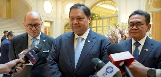 
					Menko Perekonomian Airlangga Hartarto saat memberikan keterangan kepada wartawan . (Foto : BPMI Setneg)
