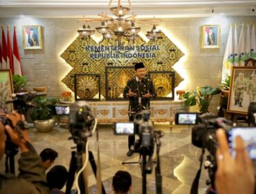 Menteri Sosial Saifullah Yusuf (Gus Ipul) saat memnberikan keterangan kepada awak media .(Foto : Eki Bahaeki)