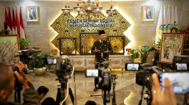 Menteri Sosial Saifullah Yusuf (Gus Ipul) saat memnberikan keterangan kepada awak media .(Foto : Eki Bahaeki)