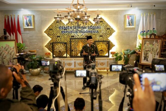 
Menteri Sosial Saifullah Yusuf (Gus Ipul) saat memnberikan keterangan kepada awak media .(Foto : Eki Bahaeki)