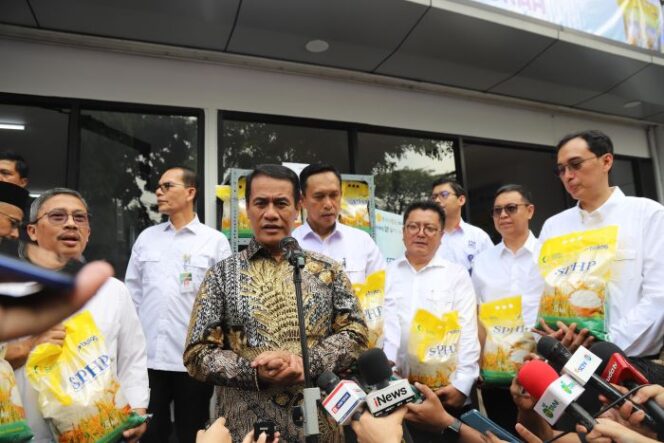 
					Menteri Pertanian Andi Amran Sulaiman saat memberikan keterangan kepada awak media  (foto : Kementan )
