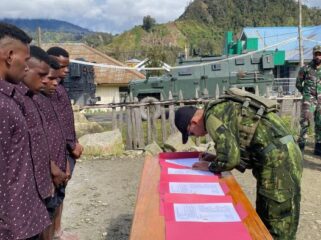 Empat anggota OPM yang kembali ke pangkuan ibu pertiwi.(Foto : Puspen TNI) 