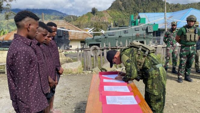 
					Empat anggota OPM yang kembali ke pangkuan ibu pertiwi.(Foto : Puspen TNI) 