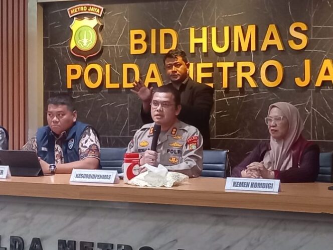 
					Wadirressiber Polda Metro Jaya AKBP Fian Yunus saat memberikan kerterangan kkepada awak media dalam jumpa pers. (Foto : Humas Polda Metro Jaya)