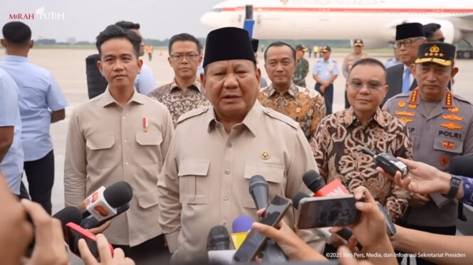 
					Presiden Prabowo Subianto saat memberikan keterangan kepada awak media usai tiba di tanah air (Foto : Kemenkoi Perekonomian)