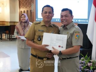 Sekretaris Kota (Sekko) Administrasi Jakarta Pusat Denny Ramdany saat menyerahkan SK Pensiun kepada salah satu ASN. (Foto : Kominfoti Pemkot Jakpus)