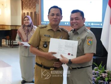 Sekretaris Kota (Sekko) Administrasi Jakarta Pusat Denny Ramdany saat menyerahkan SK Pensiun kepada salah satu ASN. (Foto : Kominfoti Pemkot Jakpus)