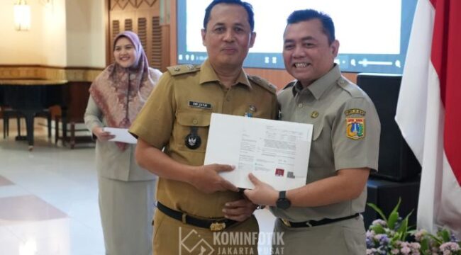 Sekretaris Kota (Sekko) Administrasi Jakarta Pusat Denny Ramdany saat menyerahkan SK Pensiun kepada salah satu ASN. (Foto : Kominfoti Pemkot Jakpus)