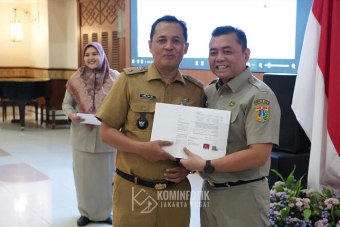 
Sekretaris Kota (Sekko) Administrasi Jakarta Pusat Denny Ramdany saat menyerahkan SK Pensiun kepada salah satu ASN. (Foto : Kominfoti Pemkot Jakpus)
